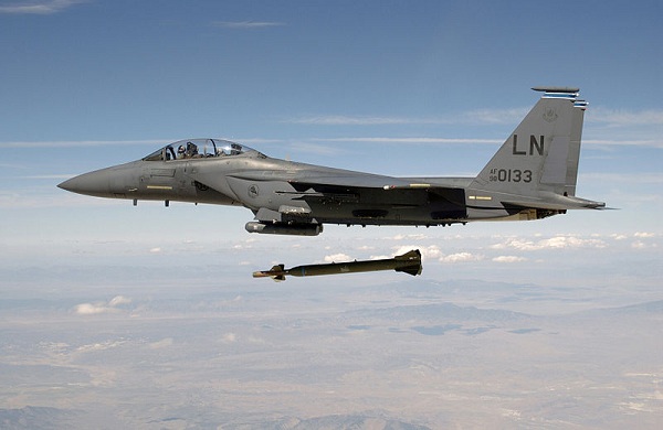  Un cazabombardero F-15E Strike Eagle estadounidense lanzando una bomba guiada GBU-28.